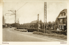 11860 Gezicht op de Utrechtsestraatweg te Rhenen, uit het noordwesten, met de geëlectrificeerde tramlijn uit de ...